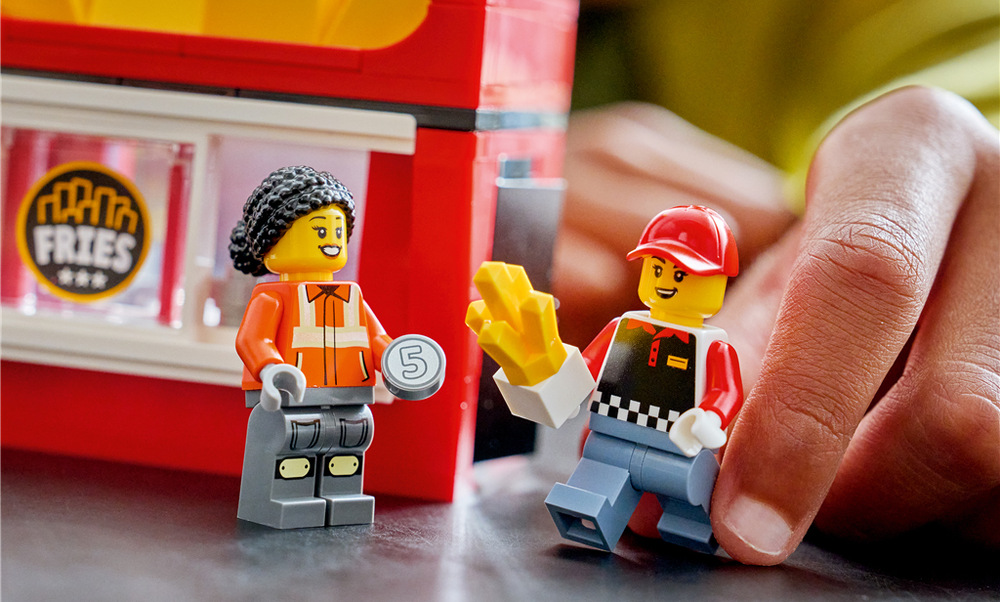 Stavebnica LEGO® City 60488 Pojízdné občerstvení s hranolky Otvárací interiér s výdajným okienkom, hranolkami a kečupom pridáva hraniu na role rad realistických detailov.
