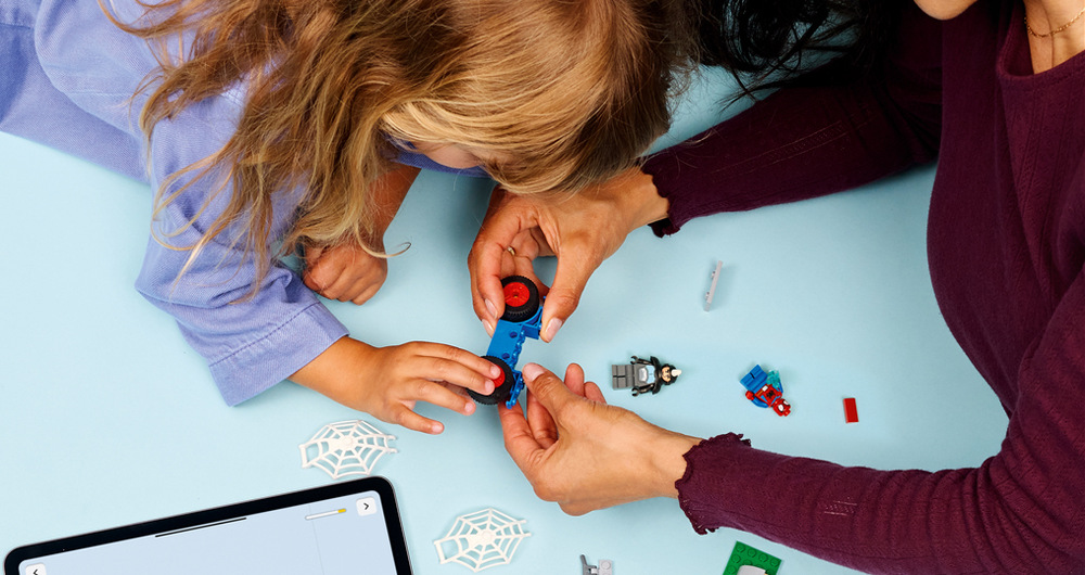 Stavebnica LEGO® Marvel Spidey a jeho fantastickí priatelia 11206 Spidey na motorke vs. Rhino Veľká začiatočnícka kocka, dva vrecká s dielikmi a farebný návod uľahčujú deťom prvé samostatné stavanie.