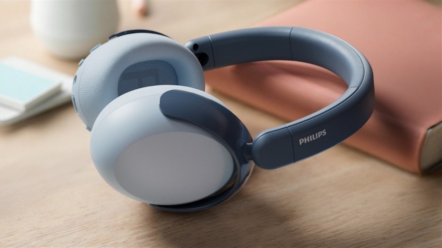 Detské slúchadlá Philips TAK5500AL opreté o zošit na pracovnom stole