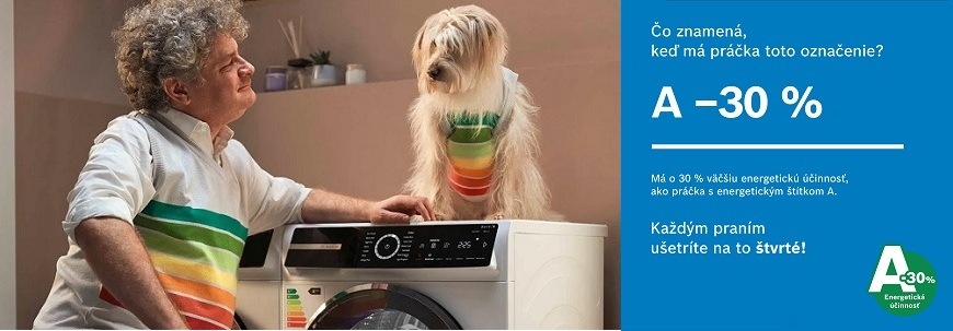 Pán a pes pri práčke Bosch Serie 8 v pruhovaných vestách symbolizujúca energetickú úsporu, súčasťou obrázku je aj text vysvetľujúci energetickú triedu A so superdeklaráciou -30%