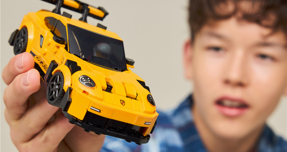 Stavebnica LEGO® Speed Champions 77239 Superauto Porsche 911 GT3 RS 348 kociek ponúka zábavné stavanie s digitálnou podporou aplikácie LEGO Builder a prehľadným 3D náhľadom.