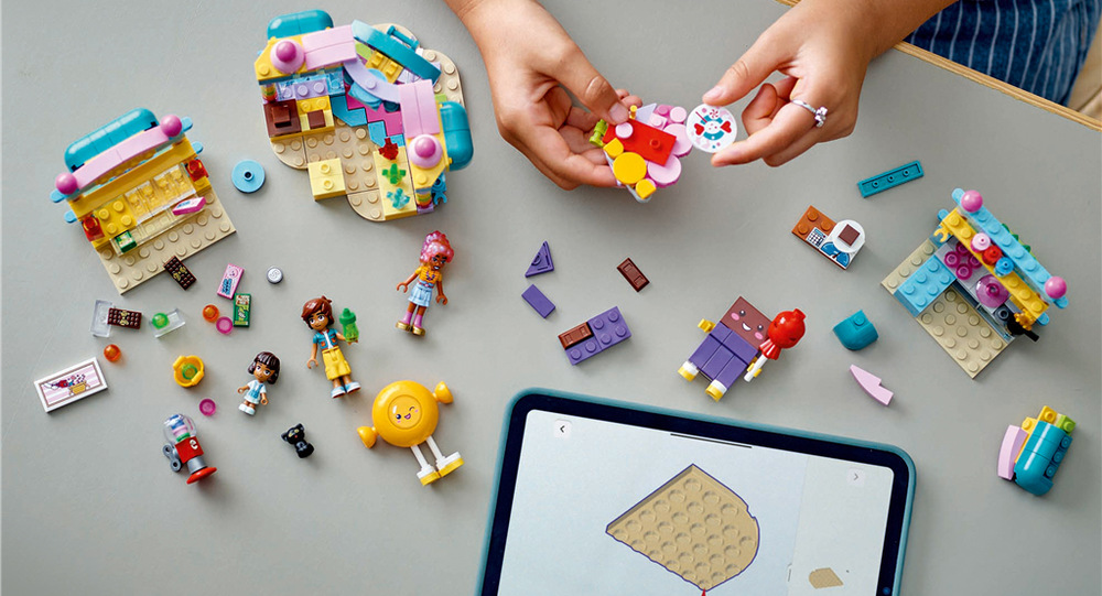 Stavebnica LEGO® Friends 42649 Cukráreň v mestečku Heartlake Pri stavaní 376 dielikov môžu deti využiť aplikáciu LEGO Builder s 3D návodom a po dokončení cukráreň vystaviť alebo zapojiť do ďalšieho hrania.