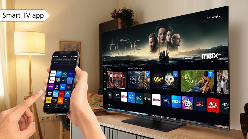 Televízor JVC LT-32VDH5505 Televízia JVC na televíznom stolíku v obývacej izbe, ktorá je ovládaná pomocou mobilného telefónu