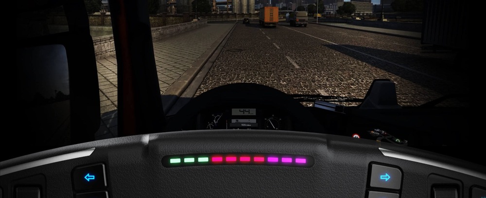 Volant Moza Racing TSW (PC) hliník Detailný záber na 10 RGB LED diód sekvenčného radenia a záber zo simulátora riadenia kamiónov.