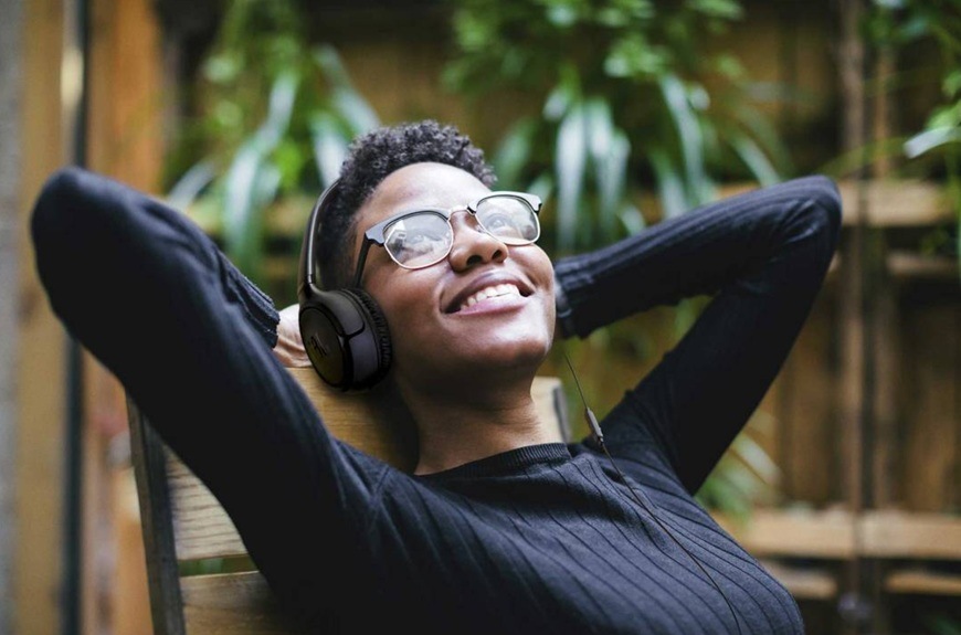 Slúchadlá JBL Tune 530, Jack 3.5 mm biela Žena so slúchadlami počúvajúce obľúbenú hudbu.