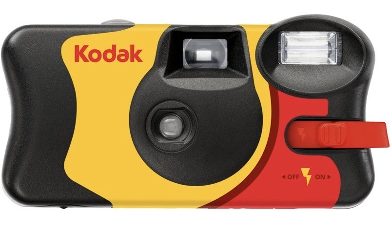 Analógový fotoaparát Kodak s 35mm negatívnym filmom, čierno-žltá farba