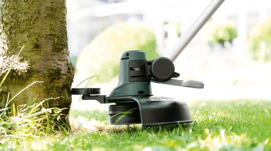 Kosačka strunová Bosch UniversalGrassCut 18V-26 (s batériou) Kosačka strunová Bosch UniversalGrassCut 18V-26 (s batériou)
