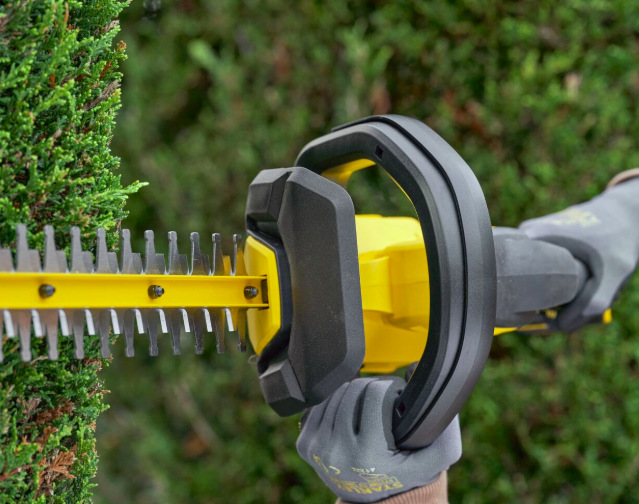 Detail ochranného madla a lišty Stanley FatMax SFMCHT650D1-QW pri práci