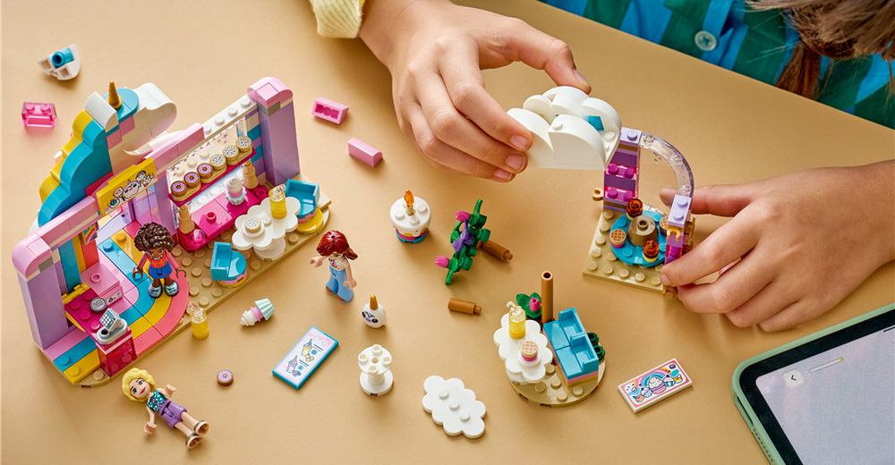 Stavebnica LEGO® Friends 42684 Snová kaviareň s jednorožcami Paisley, Aliya a Izy spolu s plyšovým jednorožcom inšpirujú k novým príbehom z kaviarne v Heartlake City.