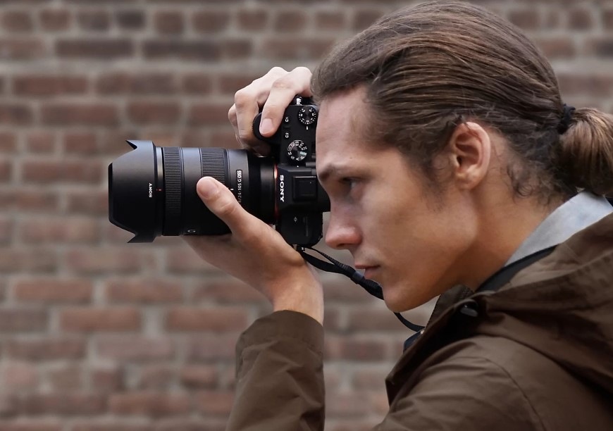 Digitálny fotoaparát Sony Alpha 7 III + 28-70 OSS II čierny Muž fotografujúci pomocou fotoaparátu Sony Alpha 7 III