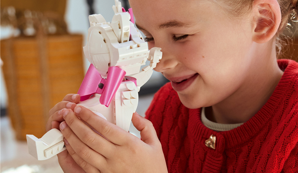 Stavebnica LEGO® │ Disney 43286 Roztomilá Marie z filmu Aristomačky Mašlička, kefa, myška, ryba a darčeková krabička rozširujú možnosti hrania aj vystavenia mačacej modelky.