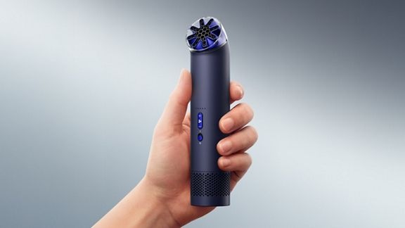 Ventilátor Dyson HushJet™ Mini Cool atramentovo modrá atramentovo modrá Ruka, ktorá drží Ventilátor HushJetTM Mini Cool v atramentovo modrom prevedení.