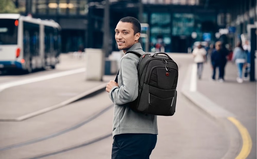 Batoh na notebook Wenger Altair 15.6" čierny Muž má na chrbte notebook Wenger Altair 15.6"