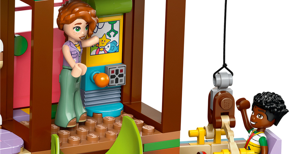 Stavebnica LEGO® Friends 42652 Domček priateľstva na strome Z 701 kociek LEGO vznikne výrazný dom na strome s priestorom na hranie i vystavenie, ktorý dopĺňa aplikácia LEGO Builder a inšpirácia zo seriálu LEGO Friends: Nová kapitola.