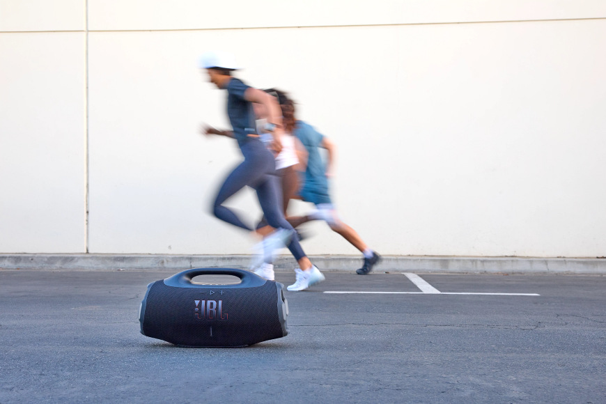 Prenosný reproduktor JBL Boombox 4 čierny Prenosný reproduktor JBL Boombox 4 pri bežeckom tréningu