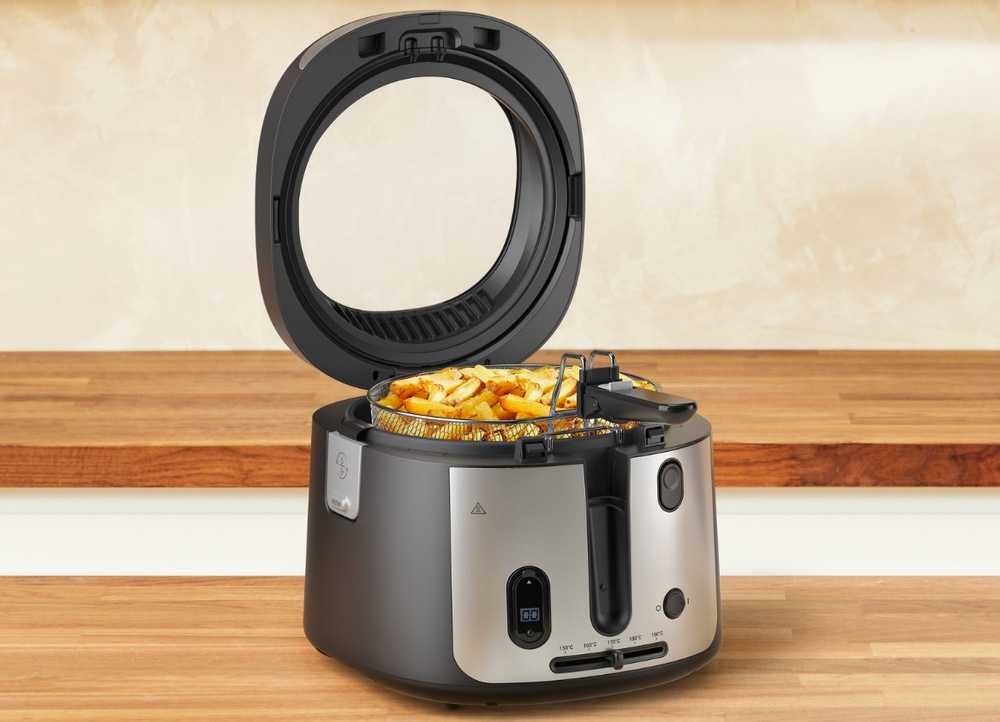 Fritéza Tefal Filtra Vision+ FF2588E0 čierna/strieborná Otvorená Fritéza Tefal Filtra Vision+ FF2588E0 s čerstvo usmaženými hranolkami