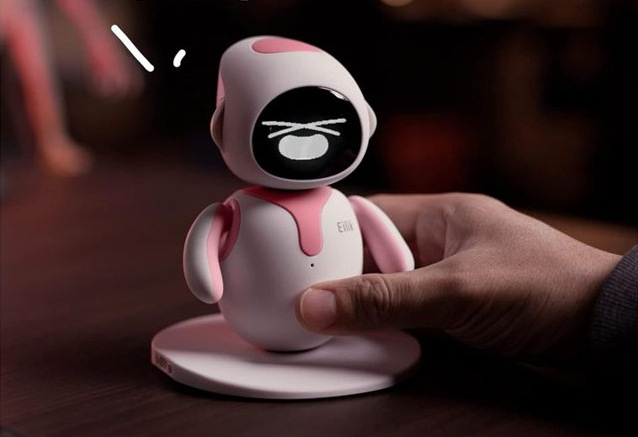 Smejúci sa robot Eilik reaguje na šteklenie na bruchu