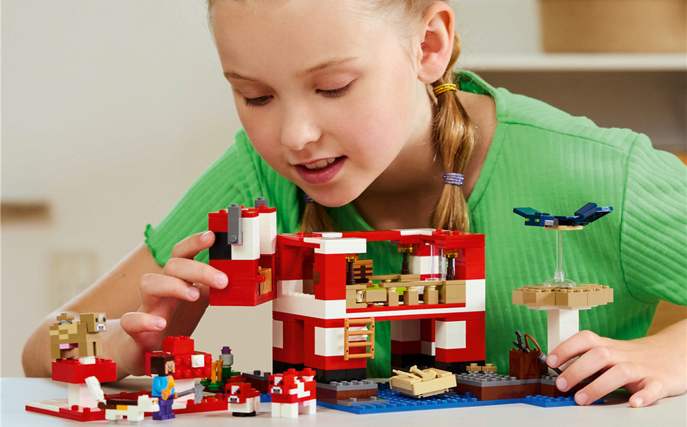 Figúrky LEGO Steve, krávomoriek, mačky a prízraku umožnia deťom prehrávať známe situácie zo sveta Minecraftu
