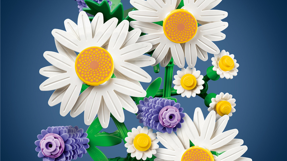 Stavebnica LEGO® Botanicals 11508 Kopretiny Farebná kytica z troch margarét, levandulí a zelených stoniek ponúka školákom tvorivé jarné stavanie.