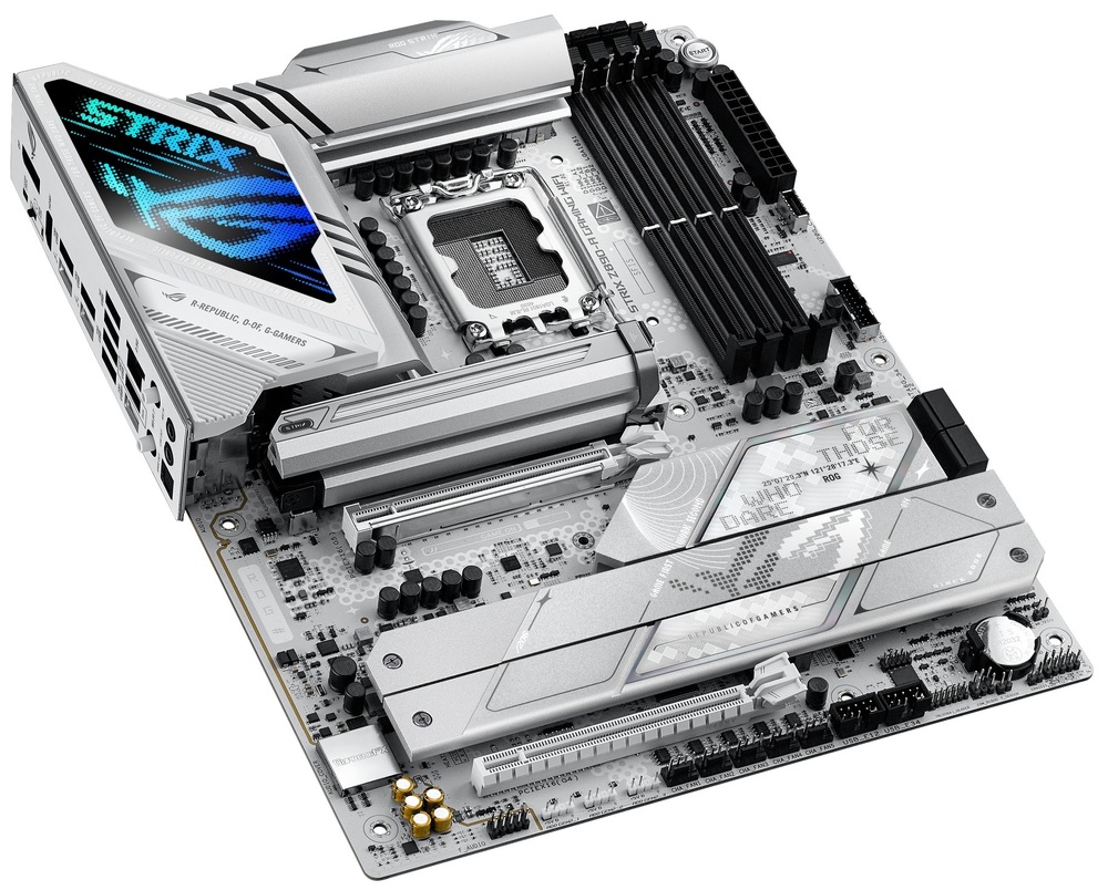 Základná doska Asus ROG Strix Z890-A GAMING WIFI Na fotografii je základná doska videná zhora, s prehľadne rozloženými slotmi a masívnymi pasívami. V hornej časti dominuje pätica procesora obklopená chladením napájacej kaskády, napravo sú štyri sloty pre pamäte DDR5. V spodnej polovici je vidieť hlavné PCIe x16 slot pre grafiku a niekoľko M.2 pozícií zakrytých chladičmi, ktoré opticky zjednocujú celú dosku. Na ľavej hornej strane je ľahko zachytený aj panel s portami pre externé zariadenia.