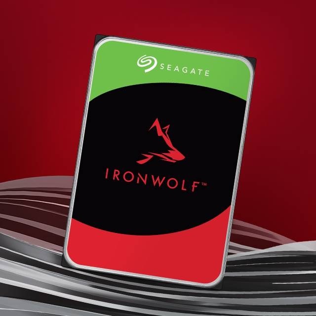 Pevný disk Seagate IronWolf na červenom pozadí s logom červeného vlka a tučným textom. Obrázok vyjadruje pocit sily a spoľahlivosti.