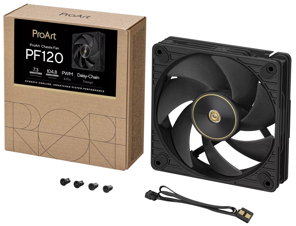 Ventilátor Asus ProArt PF120 Black, 120 mm čierny Na obrázku je ventilátor Asus ProArt PF120 Black (120 mm) spolu s balením a príslušenstvom. Vľavo je hnedá kartónová krabica s nápisom ProArt PF120 a obrázkom ventilátora. Vpravo je samotný čierny štvorcový ventilátor so širokými čiernymi lopatkami a zlatistým krúžkom uprostred. Dole sú položené štyri skrutky na montáž a tiež krátky čierny prepojovací kábel/konektor, ktorý slúži na jednoduché prepojenie ventilátorov.