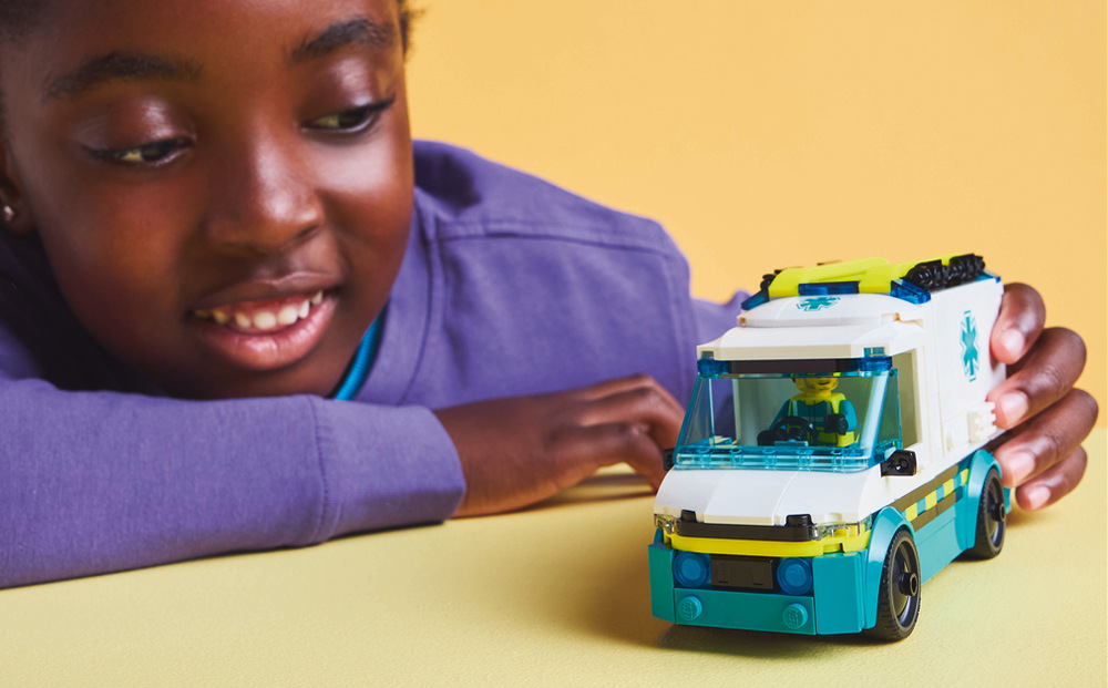 Stavebnica LEGO® City 60451 Sanitka Sklopné bočné panely a otváracie zadné dvere sprístupnia nosidlá a zdravotnícku tašku pre záchranné misie.