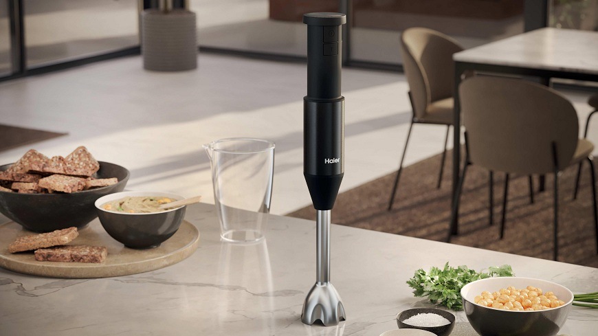 Ponorný mixér Haier I-Master Series 5 HHB5B2/1 011 čierny Ponorný mixér Haier HHB5B2/1 011 a mixovacia nádoba stojí na kuchynskom stole