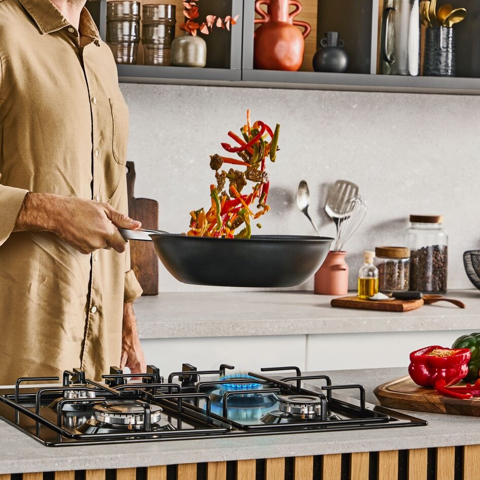 Panvica WOK Tefal Experience G3341943, 28 cm čierna Muž opeká zeleninu na WOK panvici Tefal Experience