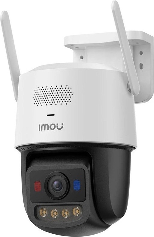 IP kamera Imou Titan Pro v bielom prevedení je určená pre vonkajší dohľad. Má dve antény, držiak na montáž na stenu, otočnú čiernu spodnú časť s objektívom, prisvetľovacími LED diódami a farebnými svetlami. V hornej časti je vidieť logo Imou, stavová kontrolka a mriežka reproduktora.