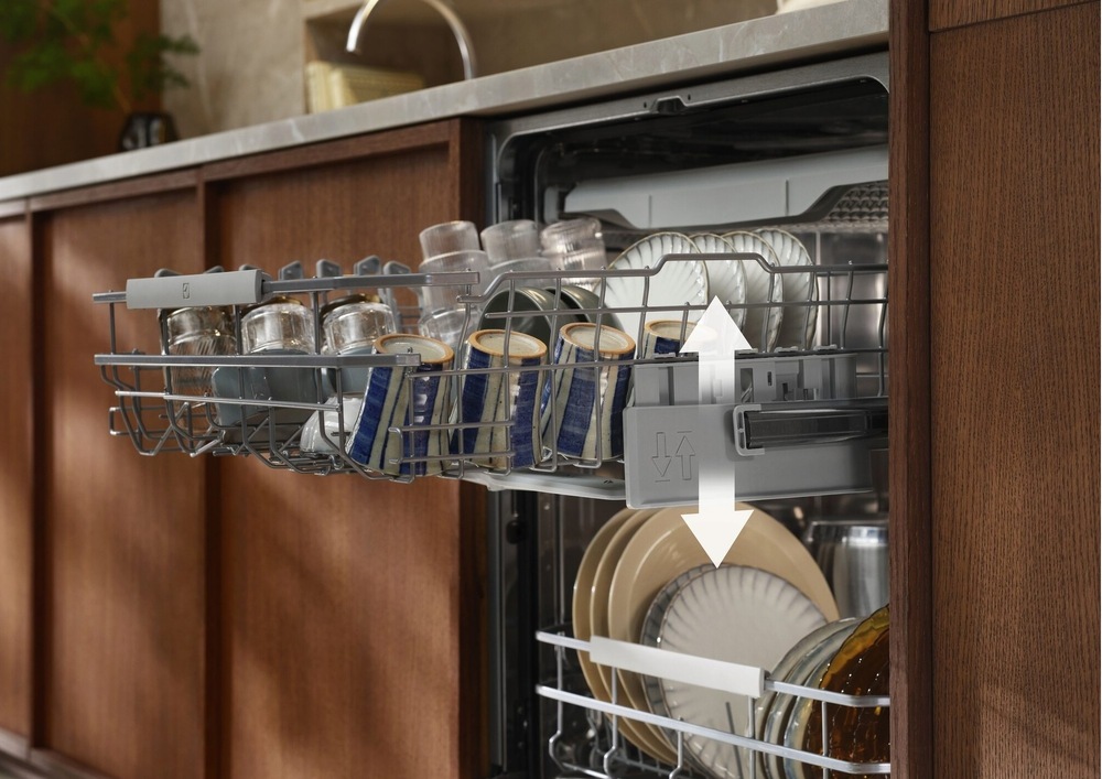 Umývačka riadu Electrolux série 500 E52ID100SX Otvorená umývačka Electrolux plná riadu s vysunutým horným košom – znázornené závesmi QuickLift.
