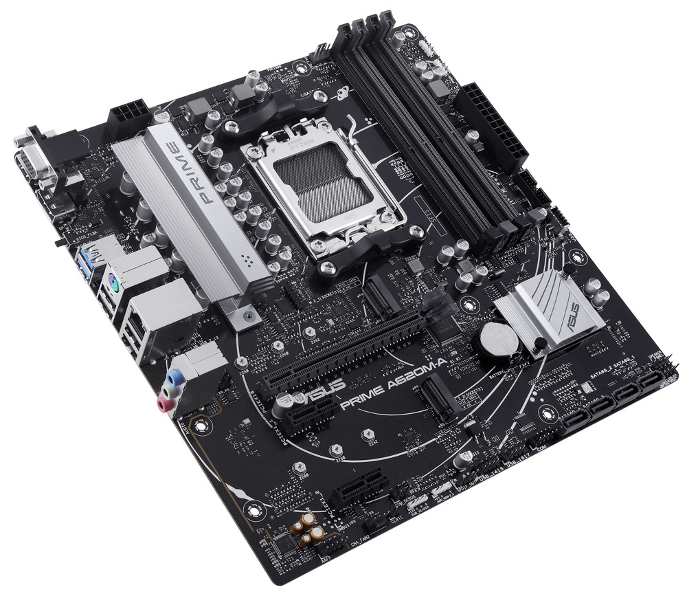 Základná doska Asus PRIME A620M-A-CSM Pohľad zhora na dosku. Vidíme sloty pre komponenty, v strede dosky je slot pre CPU, ďalej vidíme chladič a ďalšie komponenty dosky. Tiež na boku sú zachytené porty pre pripojenie externých zariadení.