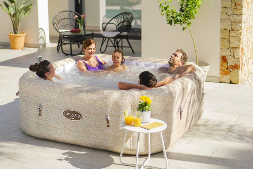 Vírivka Bestway Lay-Z-Spa® Rome Smart AirJet 6001M Rodina relaxujúca vo vírivke Bestway Lay-Z-Spa Rome Smart AirJet na terase domu