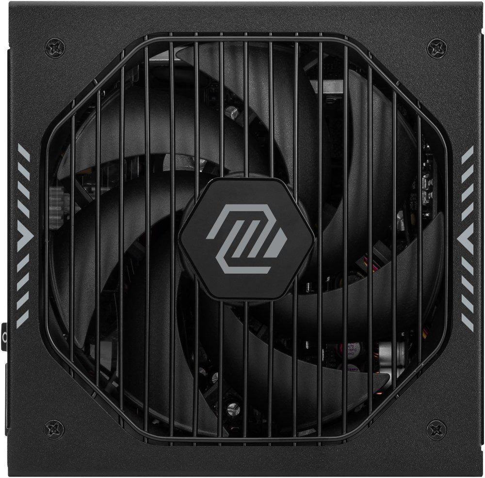 Zdroj MSI MSI MAG A850GLS 850W PCIE5 čierny Na obrázku je horný pohľad na čierny počítačový napájací zdroj MSI. Cez veľký ventilátor vedie ochranná kovová mriežka a uprostred je šesťuholníkové logo MSI. V rohoch sú štyri skrutky a po stranách biele ozdobné pruhy.