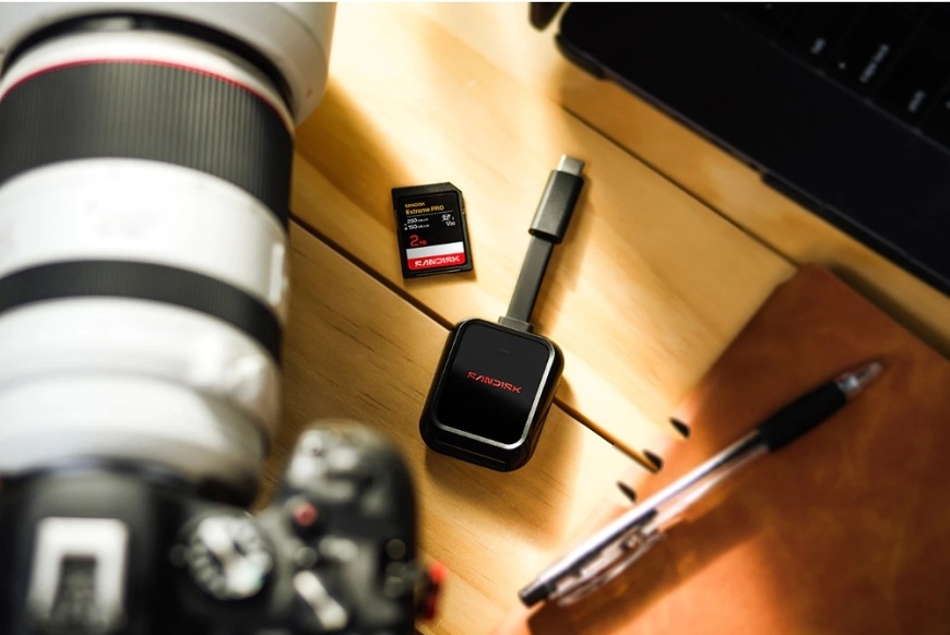 Pamäťová karta SANDISK SDHC Extreme Pro 32GB UHS-IU3 (100R/90W) SD karta SANDISK Extreme PRO s čítačkou pripojenou k notebooku