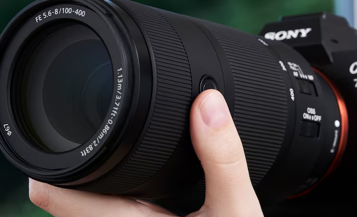 Sony FE 100-400 f/5.6-8 OSS váži len 654 g