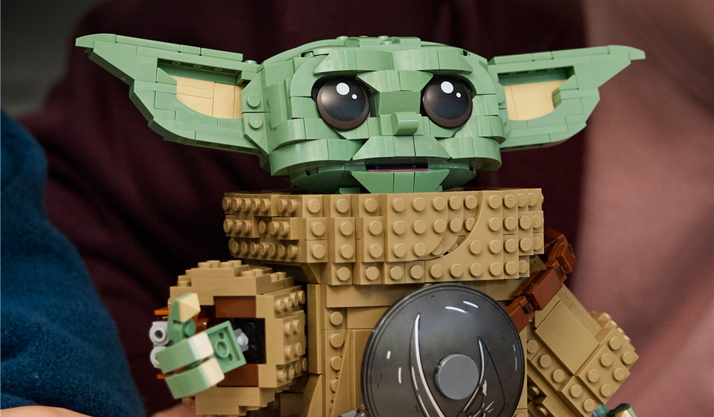 Stavebnica LEGO® Star Wars™ 75446 Grogu™ (mandalorianský učedník) Z 1 200 kociek LEGO postupne zostavíte výrazného Grogua s charakteristickým vzhľadom a beskarovým brnením.