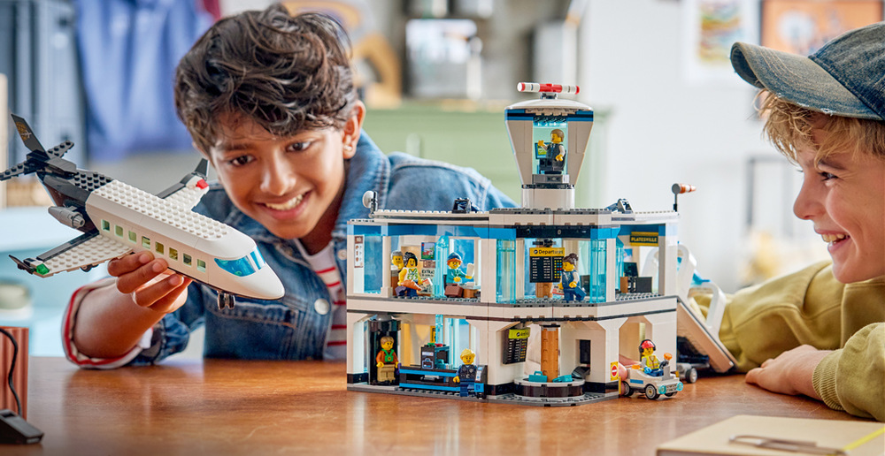 Stavebnica LEGO® City 60502 Letiště s letadlem Vyskúšajte skener batožiny, detektor kovov, odletovú tabuľu aj letiskový ťahač ako na skutočnom letisku.