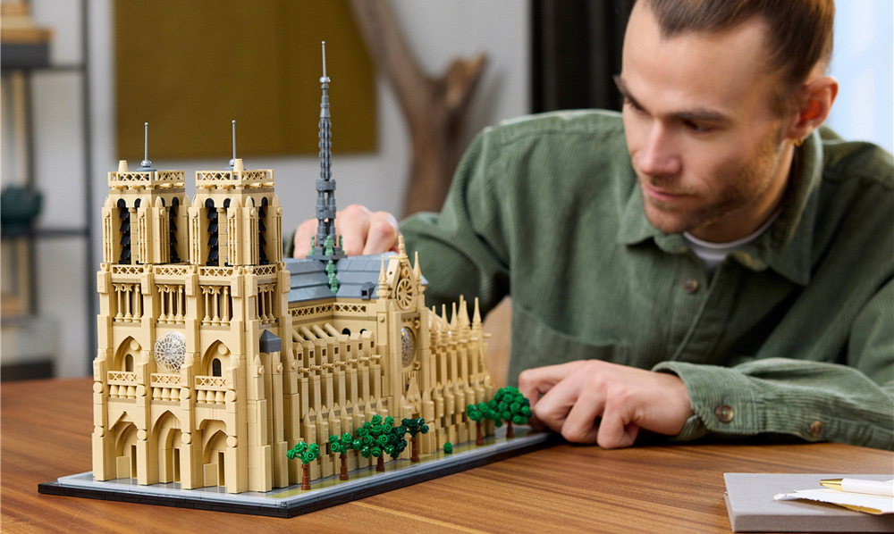 Stavebnica LEGO® Architecture 21061 Notre-Dame v Paříži Hotová katedrála so stromami vytvorí elegantnú parížsku panorámu, ktorá vynikne ako pôsobivá dekorácia.