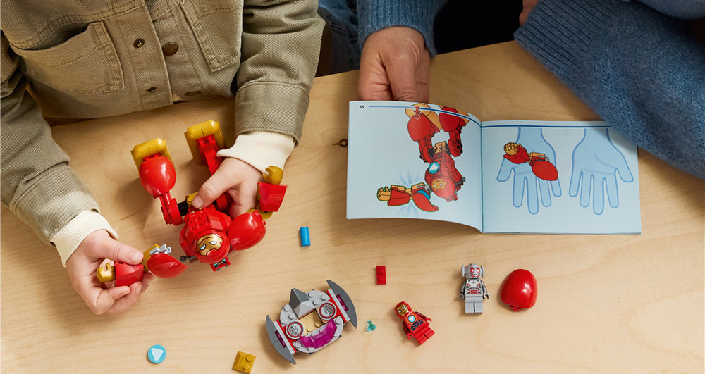 Stavebnica LEGO® Marvel Iron Man a jeho super priatelia 11209 Ultron vs. Iron Man Pohyblivý robotický oblek Iron Mana umožňuje meniť pózu, otvoriť kokpit a pripraviť hrdinu na súboj.