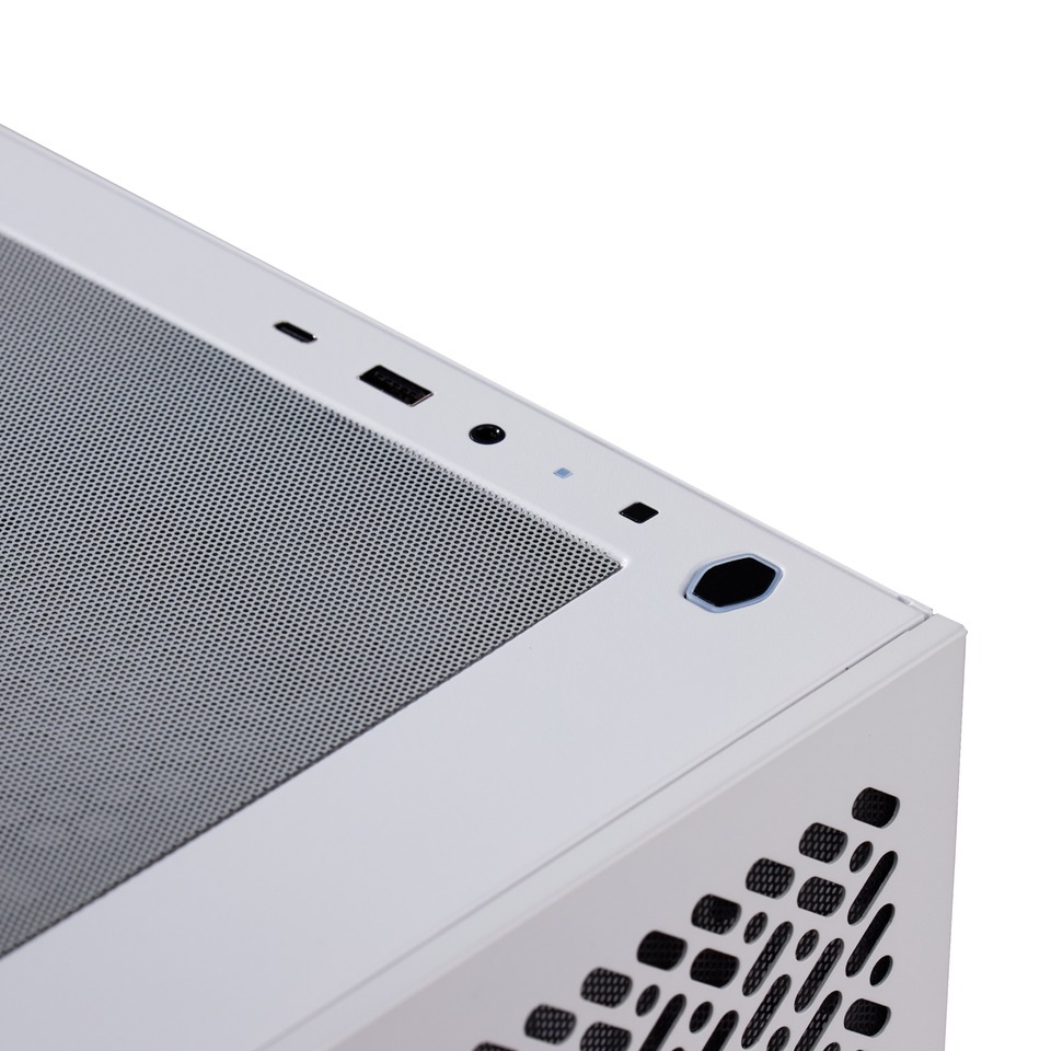 Biela skriňa počítača so sieťovanou hornou časťou, vybavená tlačidlom napájania, USB portami a ventilačnými otvormi.