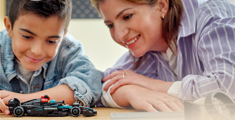 Stavebnica LEGO® Speed Champions 77244 Závodní auto Mercedes-AMG F1® W15 Hotový monopost môžete vystaviť na poličke a rozšíriť jeho závodný príbeh ďalšími stavebnicami LEGO F1.