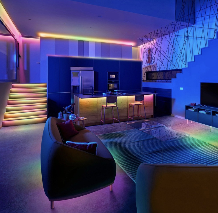 LED pásik Philips Smart LED RGBIC LEDstrip 10m(5+5) Type-C biely LED pásik RGBIC osvetľujúci niekoľkými farbami schodiska, kuchynskú linku a obývaciu izbu