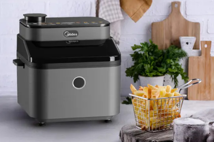 Fritéza teplovzdušná Midea CY75C2 čierna Fritéza teplovzdušná Midea CY75C2 v kuchyni s pripravenými hranolkami