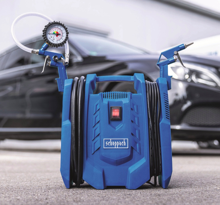Kompresor Scheppach Air Force 7 pripravený na hustenie pneumatík automobilu pred garážou