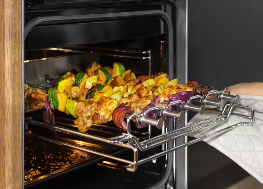 Sklokeramický sporák Electrolux LKR540267W biely Vysunutý grilovací stojan v rúre Electrolux. Na ňom sa opekajú špízy s mäsom a zeleninou.