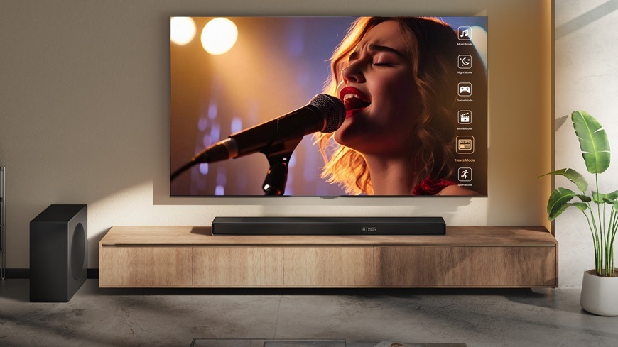 Soundbar Hisense AX5140Q čierny Televízia Hisense je pripevnená k stene. V televízii spieva pani na mikrofón.