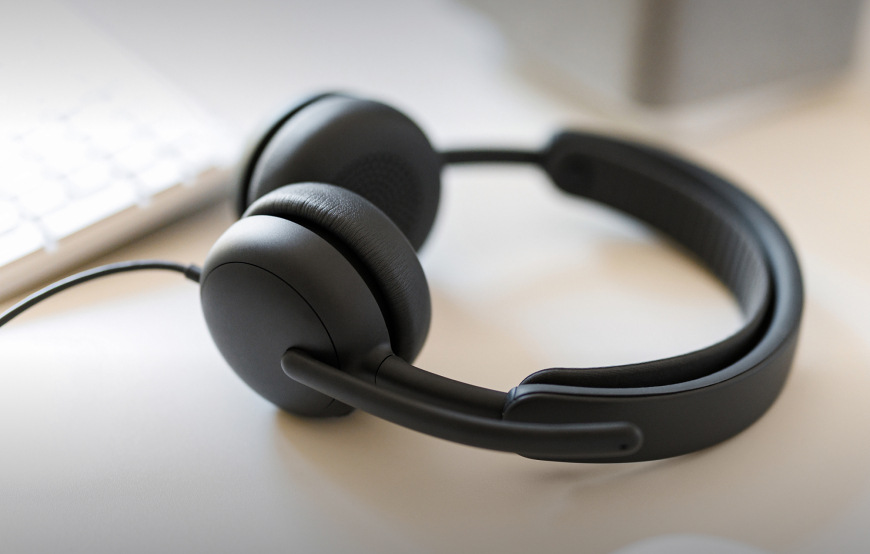 Headset Logitech Zone Wired 2 ako súčasť moderného pracovného stola, vhodný pre kancelárske aj domáce nasadenie