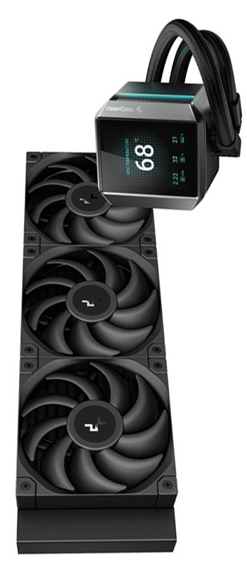 Na obrázku je vodný chladič procesora DeepCool MYSTIQUE 360 v čiernom prevedení. Skladá sa z dlhého radiátora s tromi veľkými ventilátormi pod sebou a z hranatej pumpy spojenej s radiátorom dvojicou ohybných hadíc. Na čelnej strane pumpy je výrazný displej, ktorý zobrazuje teplotu 68 stupňov a ďalšie malé prevádzkové údaje. Produkt pôsobí moderne, výkonne a prémiovo.