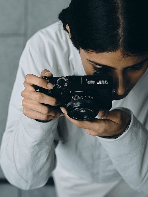 Žena fotografuje s kompaktom X100VI